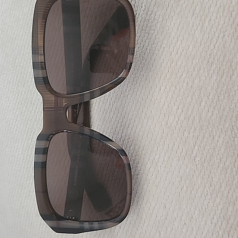 BURBERRY SUNGLASSES - NEVER WORN